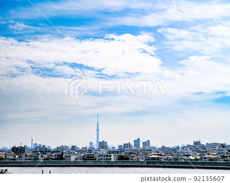 從東京奧戶的 Kannana-Dori Avenue No. 7 Aoto Bridge 看到的夏日天空和天空樹 92135607