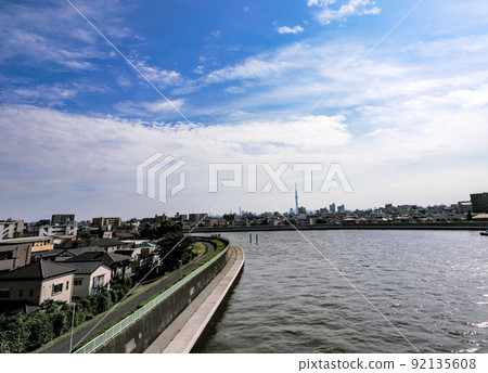 從東京奧戶的 Kannana-Dori Avenue No. 7 Aoto Bridge 看到的夏日天空和天空樹 從東京奧戶的 Kannana-Dori Avenue No. 7 Aoto Bridge 看到的夏日天空和天空樹 92135608