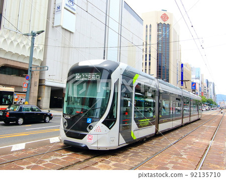 運行在廣島市的廣島電鐵電車 運行在廣島市的廣島電鐵電車 92135710