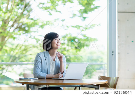 Business woman working in the office 92136044