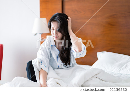 遭受宿醉的年輕女人 92136280