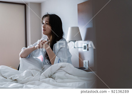 遭受宿醉的年輕女人 92136289