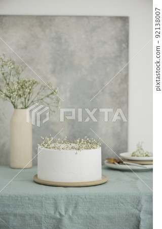 White wedding cake with flowers White wedding cake with flowers 92138007