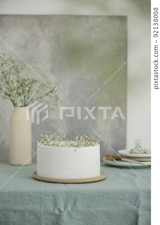 White wedding cake with flowers White wedding cake with flowers 92138008