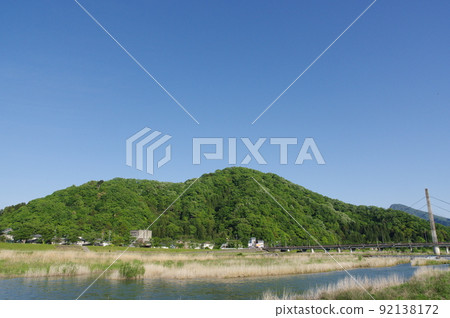福井縣村國山越前市從日野川河床看 92138172