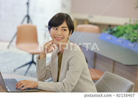 用臉頰棒移動眼睛的創造者1 92138407