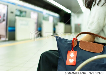 車站月台上有幫助標記的女人 92138970