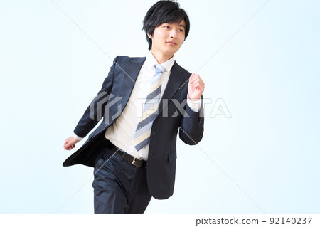 一個西裝革履的商務人士準備開始衝刺 92140237