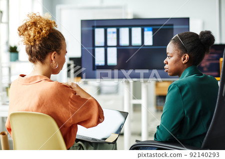 Colleagues discussing new projet at meeting 92140293