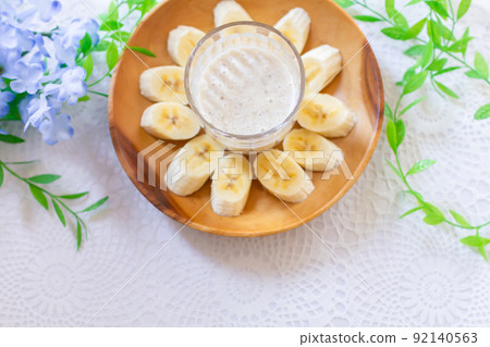 Banana juice that is good for health and diet Banana juice that is good for health and diet 92140563