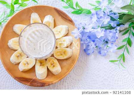 Banana juice that is good for health and diet Banana juice that is good for health and diet 92141108
