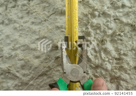 Metal guides for plastering walls, installation of metal beacons on the wall. 92141455