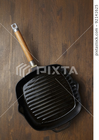 Empty grill pan for frying bbq on wooden table Empty grill pan for frying bbq on wooden table 92141625