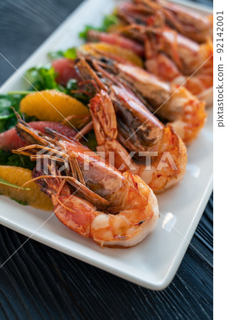 Grilled tiger prawns or shrimps 92142001