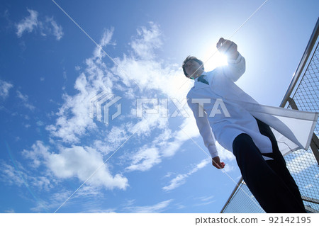 一個穿著白大褂的男人看著藍天前走 92142195
