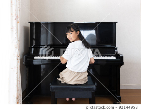 日本女孩彈立式鋼琴 92144958