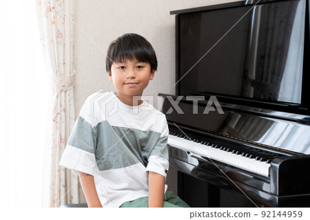 彈立式鋼琴的日本男孩 彈立式鋼琴的日本男孩 92144959