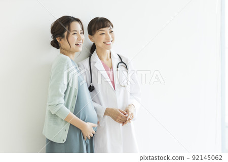 Pregnant women and female doctors Pregnant women and female doctors 92145062