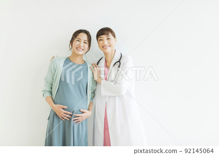 Pregnant women and female doctors 92145064