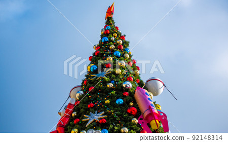 New Year tree on Red Square in Moscow on a clear frosty day. New Year tree on Red Square in Moscow on a clear frosty day. 92148314