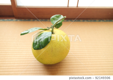 Buntan fruit placed in a Japanese-style room Buntan fruit placed in a Japanese-style room 92149306