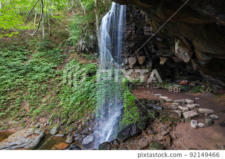 岡山縣 / 岩井瀑布（Iwai Waterfall / Uramino Falls） 日本為數不多的可以完全放在背後的瀑布之一 92149466