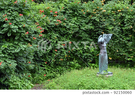 [Hana Expo Memorial Park Tsurumi Ryokuchi] International Garden Sculpture 92150060