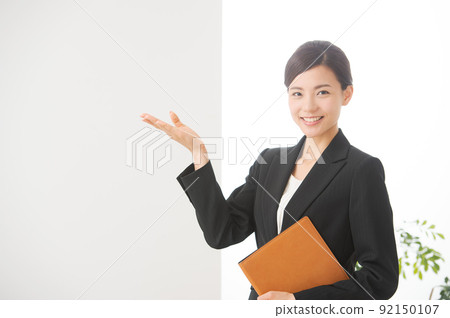 一個穿西裝的女人 92150107