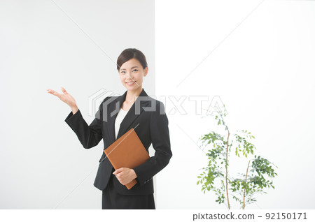 一個穿西裝的女人 92150171