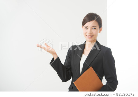 一個穿西裝的女人 92150172