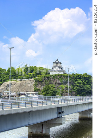八坂川上的杵築大橋和杵築城 八坂川上的杵築大橋和杵築城 92150214