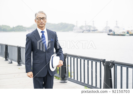 凝視大海的西裝的日本中年人 92150703