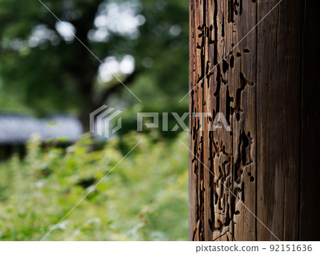 被蟲蛀的寺廟柱子 92151636