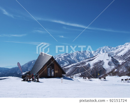 冬天的白馬岩岳雪原 以牛立山山脈為背景,在白馬一時之森建造的 Chabati 白馬茶館 冬天的白馬岩岳雪原 以牛立山山脈為背景,在白馬一時之森建造的 Chabati 白馬茶館 92151724