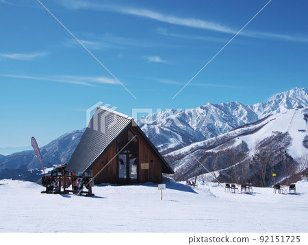 冬天的白馬岩岳雪原 以牛立山山脈為背景，在白馬一時之森建造的 Chabati 白馬茶館 92151725