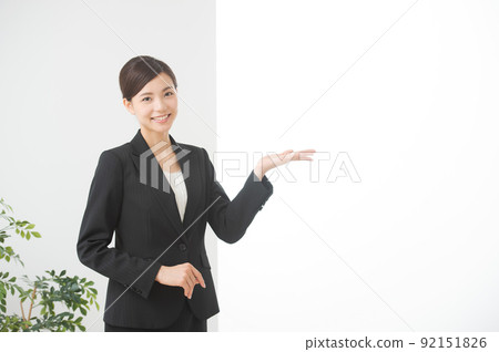 一個穿西裝的女人 92151826