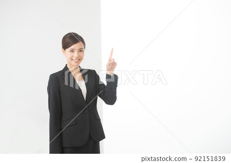 一個穿西裝的女人 92151839