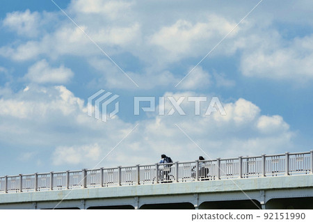 學生騎自行車藍天背景 學生騎自行車藍天背景 92151990
