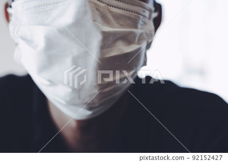 一個戴著白色面具的男人 92152427