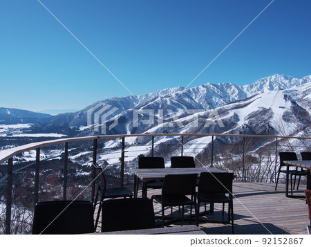 冬季的白馬岩岳雪地 從白馬一木之森建造的茶館 Chabati Hakuba 的觀景台眺望 92152867