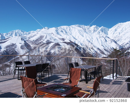 冬季的白馬岩岳雪地 從白馬一木之森建造的茶館 Chabati Hakuba 的觀景台眺望 92152868