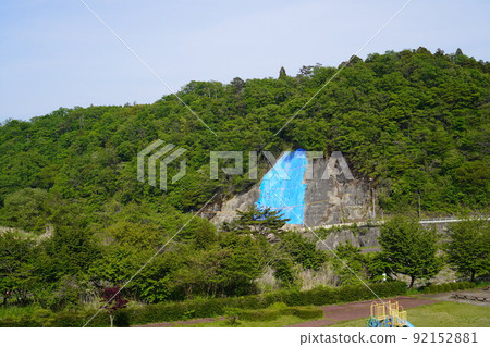 山崖坍塌覆蓋著藍布 92152881