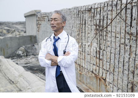Middle-aged male doctor dispatched to conflict area Middle-aged male doctor dispatched to conflict area 92153109