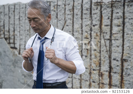 中年男醫生被派往衝突地區 92153126