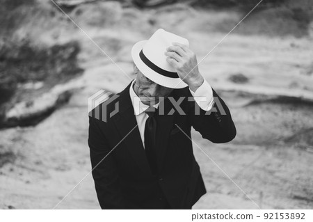 西裝革履的中年男子凝視著大海 西裝革履的中年男子凝視著大海 92153892