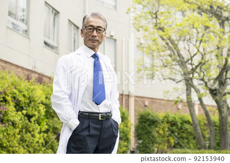 Men in suits, seniors, outdoor locations, Japanese, white hair 92153940