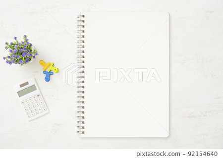 Ring notebook on the desk, bird's-eye view, unmanned 92154640