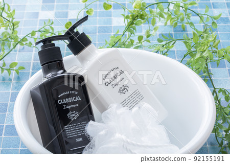 放置在瓷磚浴缸上的洗漱用品 92155191