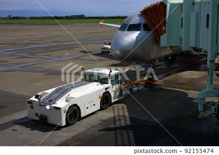 移動飛機的飛機牽引車 92155474