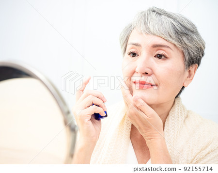 60 臥室裡成熟女性的香水般的肖像。 60 臥室裡成熟女性的香水般的肖像。 92155714